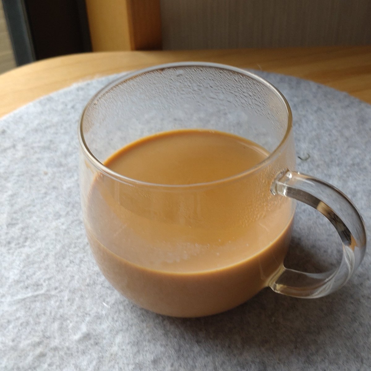 8Snow8_826's tweet photo. #teteria さんのローズラベンダーティー
上から覗くと紅茶の茶葉はいってる?っていうくらいローズ(イラン、蕾!)とラベンダー(フランス)がもっさりと❤
煮出してる段階からもーいい香り
茶葉はインド、とあったのでアッサムかな🤔
ことこと煮込んでとても良い香り☕❤
#茶好連
#ParTEAtime ❤ https://t.co/okNaieBDZv