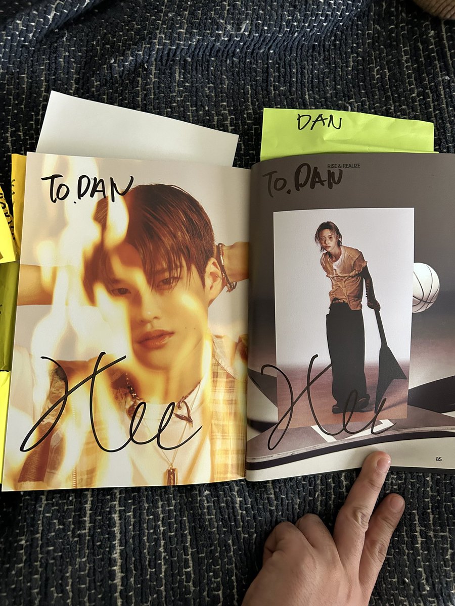 taromatchacake's tweet photo. Sohee is so adorable 😭😭 he keeps on looking at me amazed having the Shotaro Fit not knowing he is signing Wonbin’s page 🤣 I told him he sign the wrong page and we both laugh 🤣🤣 https://t.co/0zvOyuWi0x