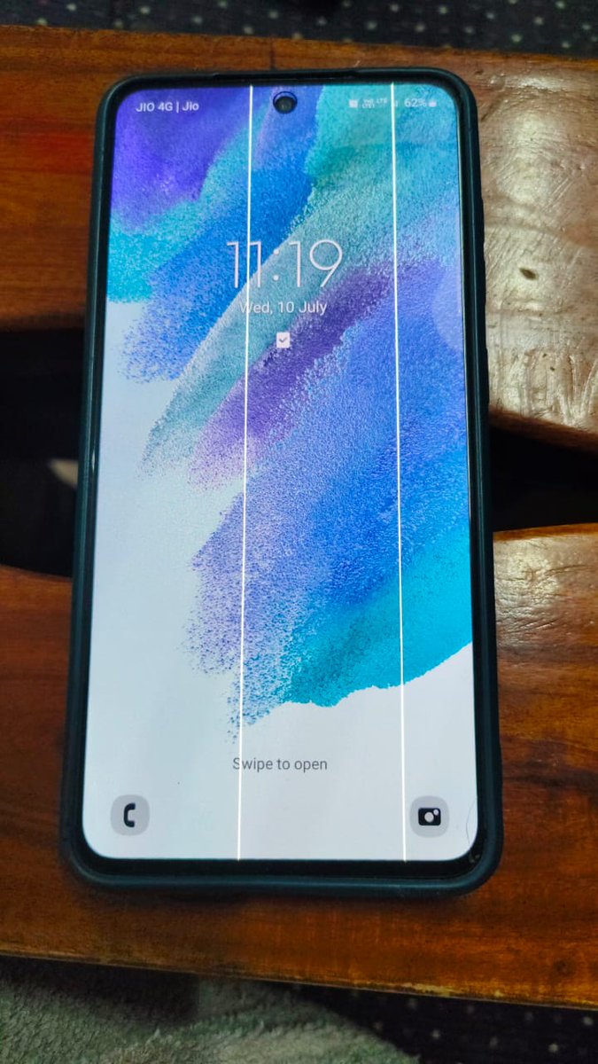 TTechinical's tweet photo. So finally my brother phone get add on green lines from Samsung. Good Job @SamsungIndia @SamsungMobile https://t.co/OAwf9kckME