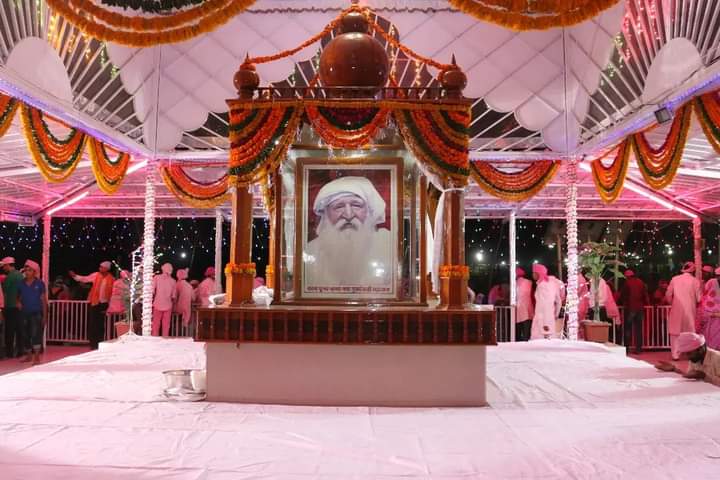 जयगुरुदेव
स्वामी जी ने कहा
हम जो बोलें उसी को सीधा-साधा बोले ,अपनी तरफ से एक शब्द भी जोड़ दिया तो कुदरत दण्ड देगी।
RPSunnao
Jai Gurudev
19, 20 और 21 जुलाई 2024
#गुरु_पूर्णिमा_पर्व_जयपुर