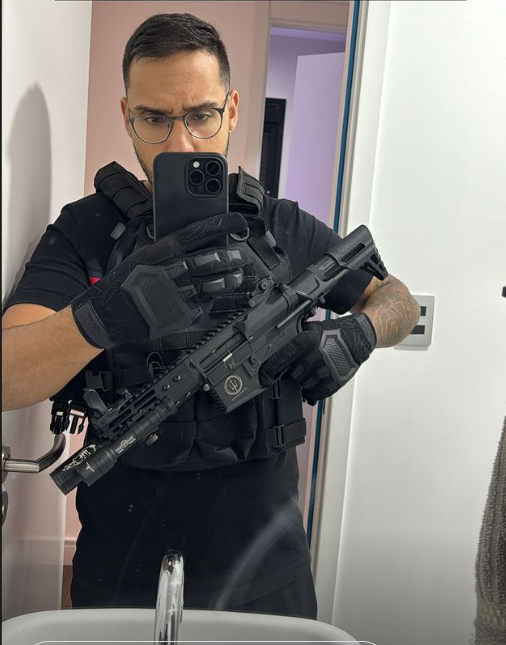 phenrytv's tweet photo. esse aqui é tal bandidão mais perigoso de SP, cuidado ai rapaziada, esse cara não tá pra muita ideia, quem ver ele, denunciem https://t.co/hZlIL45VXj