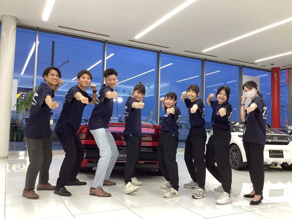 hondacars_mie's tweet photo. 神社口店に引き続き…伊勢エリアの店舗では、営業・CAスタッフがHCMスポーツガレージとTSRのロゴがデザインされたTシャツを着用してお迎えしております💁‍♀️✨
今週末の #鈴鹿8耐  に参戦するグループ会社 #tsr をこのＴシャツを着て応援いたします🔥
ぜひみなさんも熱い応援をお願いします👏 https://t.co/RMFz6hvo5S