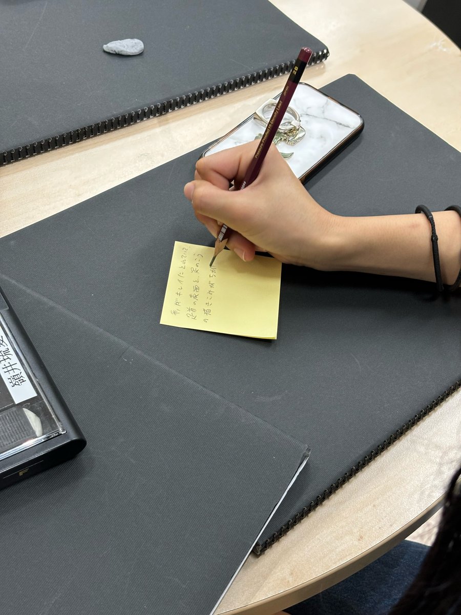 MGnet_ida's tweet photo. デッサンの講評会！今回は足🦶をモチーフに制作。「すごい」だけではなく、どこがどうすごいかなど具体的にコメントし、付箋紙に残していきます。#IDA #IDA_MD #沖縄 #専門学校 #manga #illustration #dessin https://t.co/JpqM7l3kKb