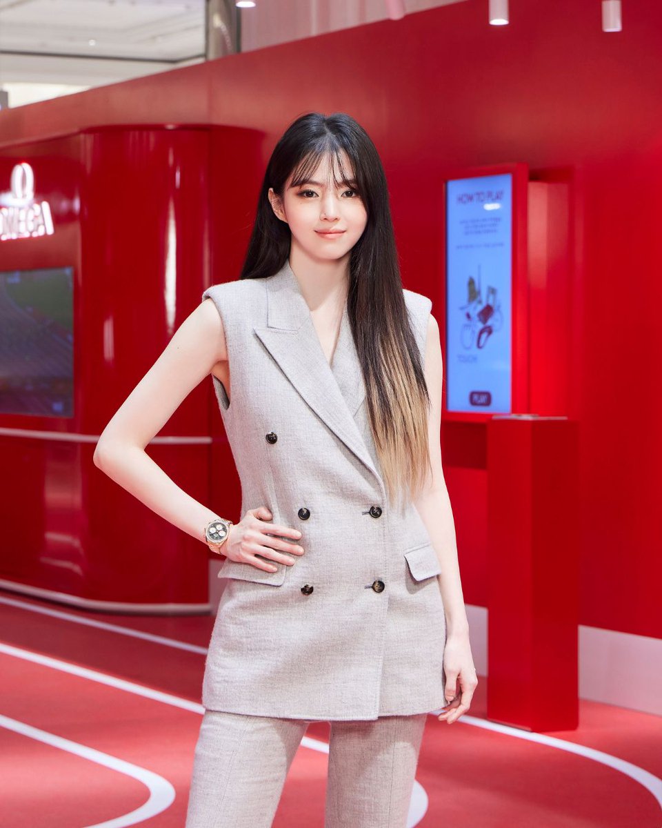 soxes's tweet photo. ㅤㅤ
‣ #IVORYSH | #HanSohee
𖤝 ݃ the crimson shadow, her elegance is a whispered tale of grace, wrapped in the timeless gray of her attire ⁞ ぎ
ㅤ https://t.co/fgbhO4hhlC