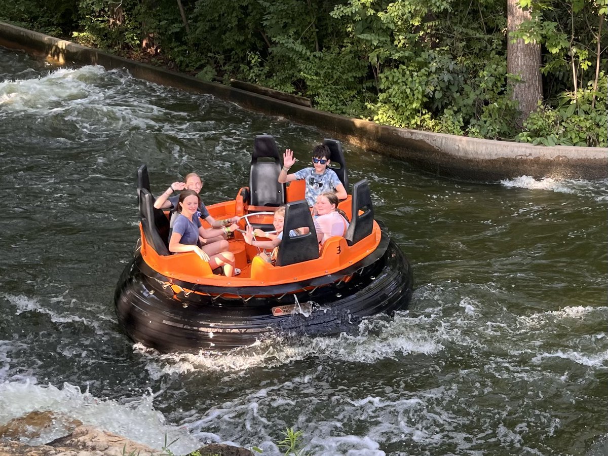 stpaulsgi's tweet photo. 🚙 🎢  🙌🏻  💦 Pastor Jeff, Nate Balcom, and five of our Middle School Youth had a BLAST (and a splash) today at Worlds of Fun and Oceans of Fun!! #stpaulsgi #GrandIslandNE #NESynod #ELCA https://t.co/86OcX8Ymo4