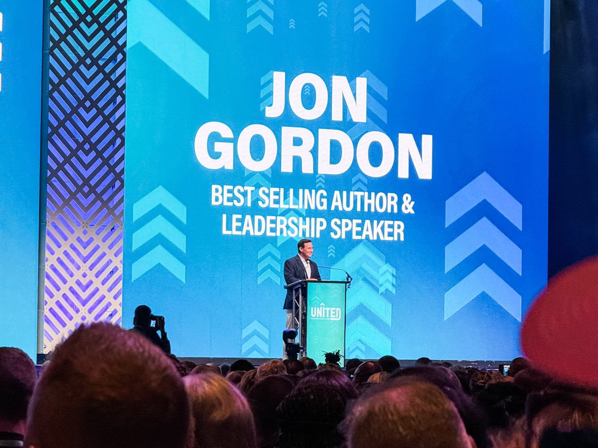 BobJonesHigh's tweet photo. Admin team kicked off wk @ United National Conference on School Leadership.@JonGordon11,keynote speaker shared that our state of mind,thoughts we think,words we say,life we live,power we have,&amp;school culture we create is influenced by connection&amp;positive energy!#PrincipalsUNITED https://t.co/rgqwkLQP1B