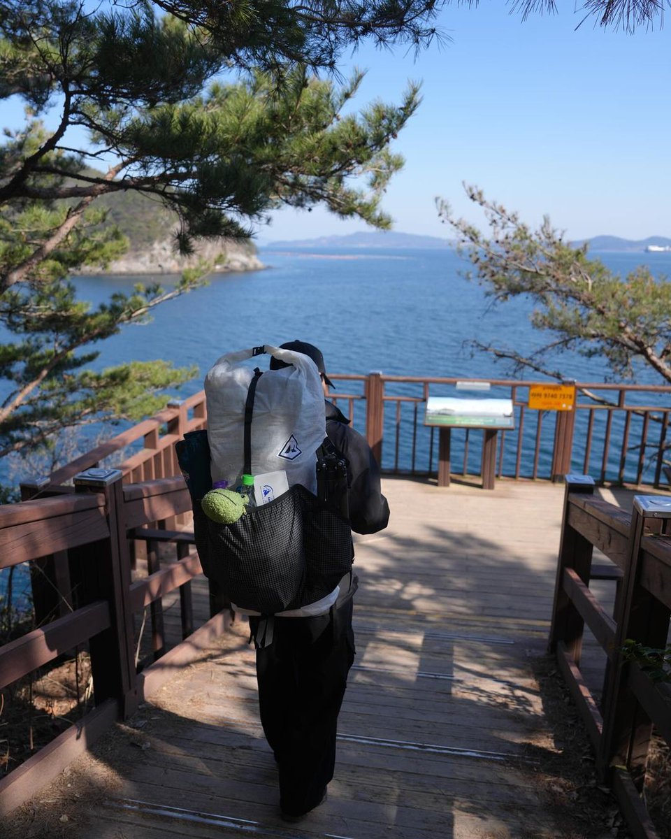 Yune_0126's tweet photo. 青空の下で自然の中を歩くのは本当に爽快です🌞

キャンプ場に到着して、荷物を下ろす瞬間はいつも達成感があります😌

星空の下で寝袋に包まれて眠ると、本当に幸せな気持ちになります✨
#时差投稿
#女子キャンプ装備
#女子キャンプライフ
#女子キャンプアドベンチャー https://t.co/7340rG1pOe