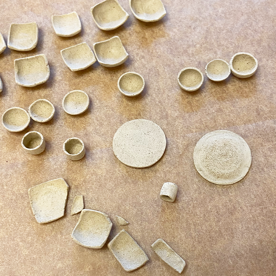 3river_mini's tweet photo. パンセット用にお皿制作に取り掛かっています。

〜初めてのオーブン粘土〜
指圧が強すぎて、やすり中にたくさん割れた。。。

そのまま素焼きして、金継ぎ風に接着しようかと思います。

#ハンドメイド好きな人と繋がりたい 
#ミニチュアフード #陶芸 https://t.co/nIathtXt2q