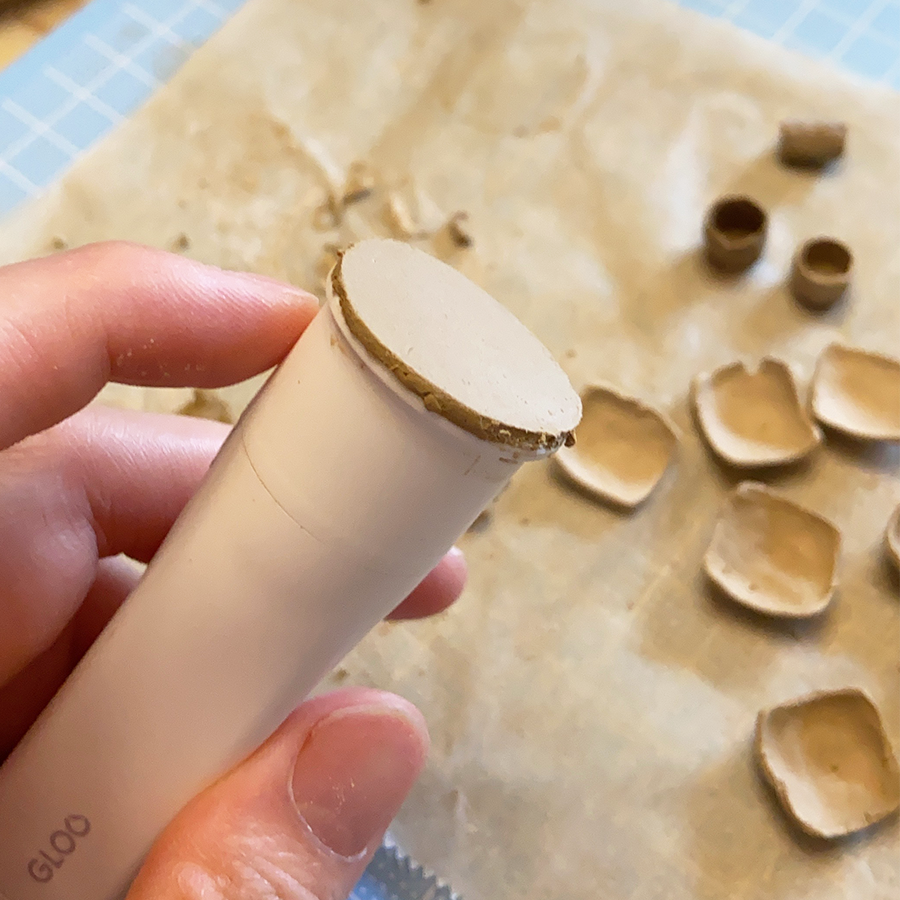 3river_mini's tweet photo. パンセット用にお皿制作に取り掛かっています。

〜初めてのオーブン粘土〜
指圧が強すぎて、やすり中にたくさん割れた。。。

そのまま素焼きして、金継ぎ風に接着しようかと思います。

#ハンドメイド好きな人と繋がりたい 
#ミニチュアフード #陶芸 https://t.co/nIathtXt2q