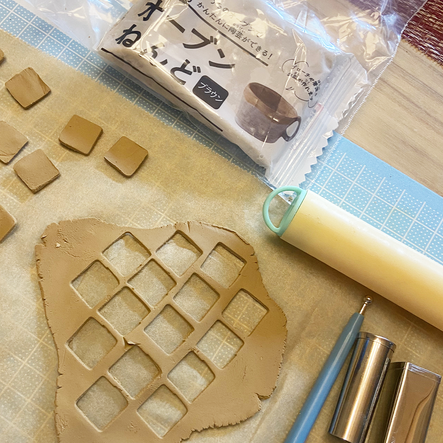 3river_mini's tweet photo. パンセット用にお皿制作に取り掛かっています。

〜初めてのオーブン粘土〜
指圧が強すぎて、やすり中にたくさん割れた。。。

そのまま素焼きして、金継ぎ風に接着しようかと思います。

#ハンドメイド好きな人と繋がりたい 
#ミニチュアフード #陶芸 https://t.co/nIathtXt2q