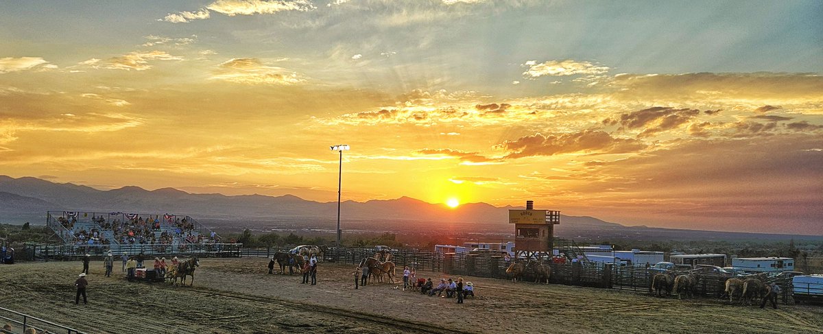 dannahyer's tweet photo. #draperdays #beUtahful #sunset Horse pull 9000lbs !!!!! @AlanaBrophyWX @brian_schnee @TruBluDad @brianwusa @cajaaw @ChaseThomason @Dan_Christensen @Dan_Pope_FOX13 @ https://t.co/Iz9tPbj8hP