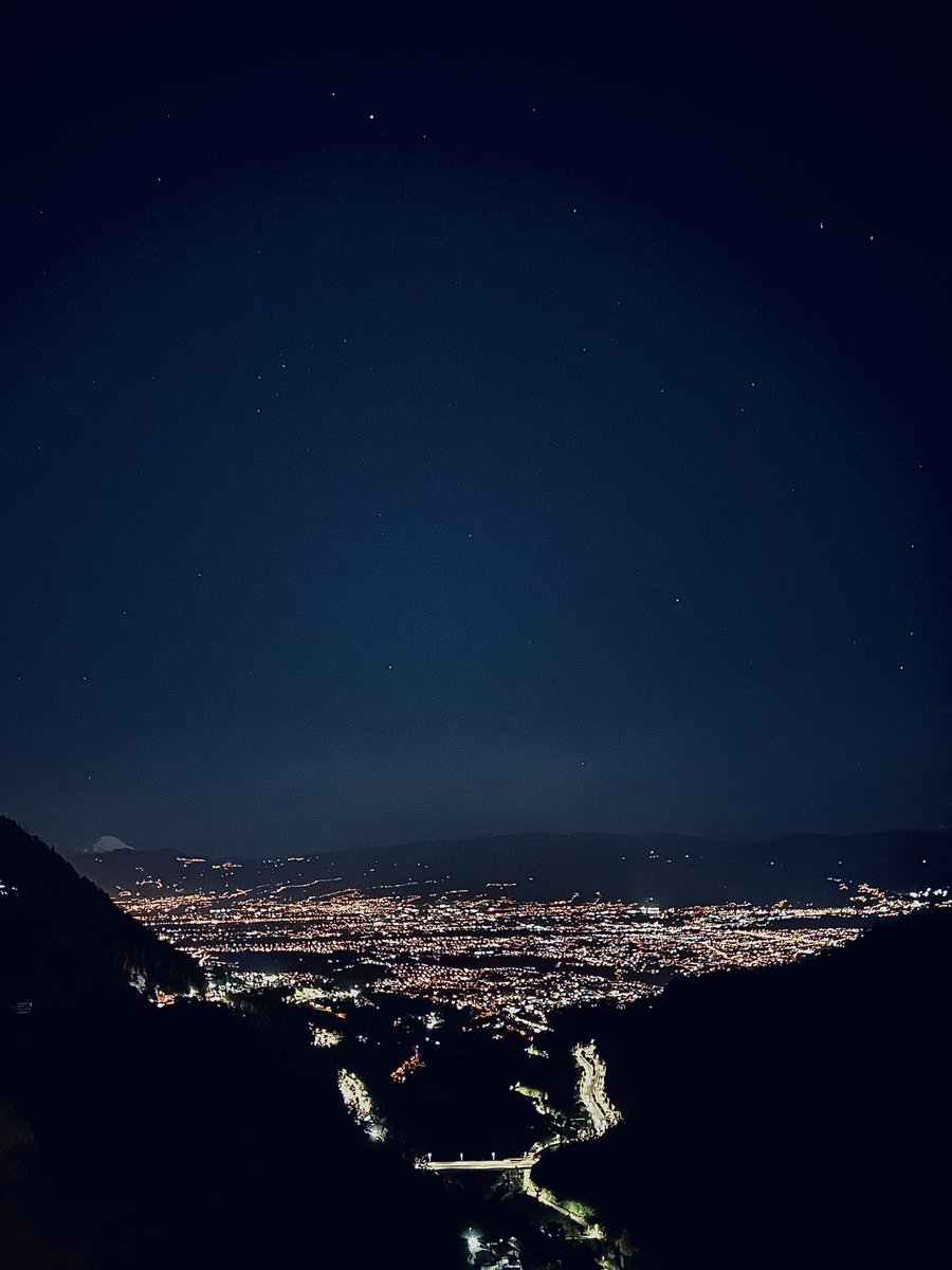 Cielo de #Quito de las 21:08.

Noche estrellada de verano, las luces del valle de #Tumbaco y sobre la línea del horizonte a la Izquierda, el #Cayambe. 

#nohaycielocomoeldeQuito