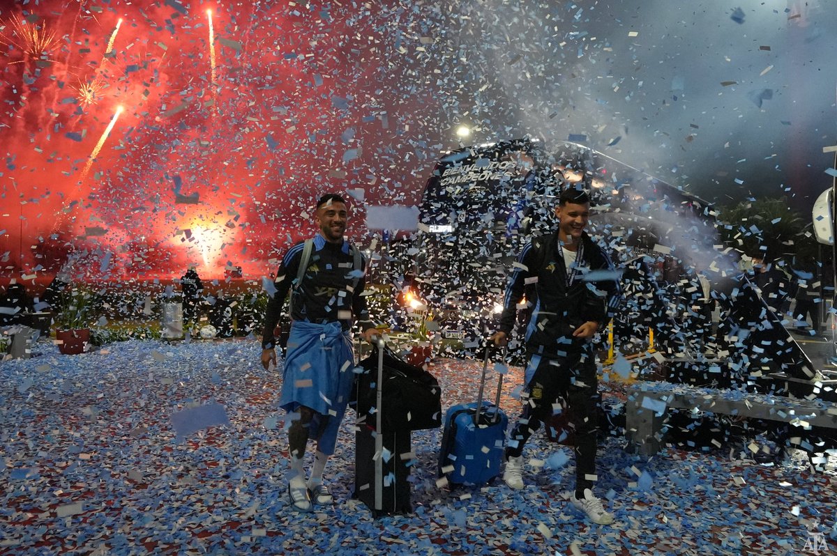 Argentina's tweet photo. ¿Llegaron los campeones de América? 🏆

LLEGARON 💪🏼🇦🇷 https://t.co/ljAeOik9th