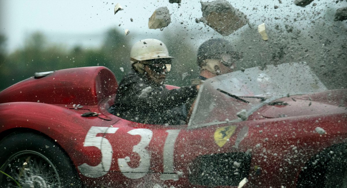 FerrariMovieJP's tweet photo. 🏁𝗣𝗿𝗼𝗱𝘂𝗰𝘁𝗶𝗼𝗻 𝗡𝗼𝘁𝗲

エンツォとラウラが別々に息子ディーノの墓を訪れる序盤のシーン、 また、エンツォがデ・ポルターゴの事故の惨状を調査するシーンでは、リサ・ジェラードとピーター・バークによる「犠牲」(Sacrifice)という曲が、 人々の悲しみと喪失感を表現している。
『インサイダー』でも同じ曲を使用した #マイケル・マン 監督は、「この曲を聞けば、誰もが何かを感じるはずだ。いろいろ試したが、この曲しかないと直感した」と語っている。

絶賛上映中🏎