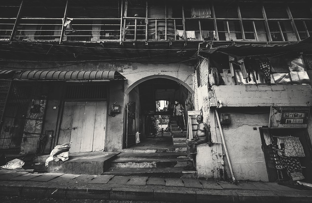 S_MorningLight's tweet photo. FOR MEN & HORSES
No 34 Hussainiya St, #Hulftsdorp, once the site of stables belonging to King Dharmapala of Kotte, in the 17th cen, today houses low income families, boarders & a couple of small shops. More@ https://t.co/jTxpXGHcpR
#UrbanExplorer #oldcolombo #colombocitywalks https://t.co/bnEAWwTfJl