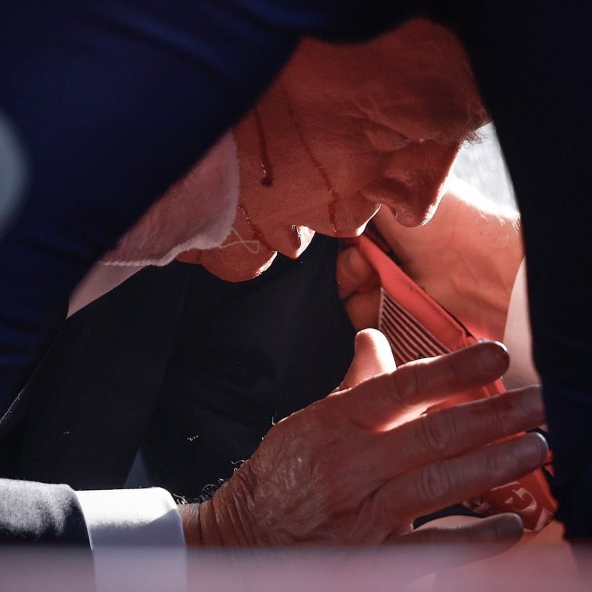 Texican24's tweet image. They allowed him on the roof...
They let him take the shots...
They took him out so he couldn't talk!!! #Justsaying 
@FBI @SecretService 
#FireCheatle #FireWray