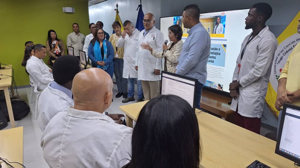 unesroficial's tweet photo. La Ministra de Edu. Universitaria @sandraoblitasr inaugura el laboratorio informático #ConectaTEC como respuesta a las solicitudes de nuestro pueblo, a través del sistema 1X10 del Buen Gobierno, junto a la #Rectora #Ueserrista @alejareyesunesr y otras autoridades universitarias. https://t.co/Kj8ol55ORx