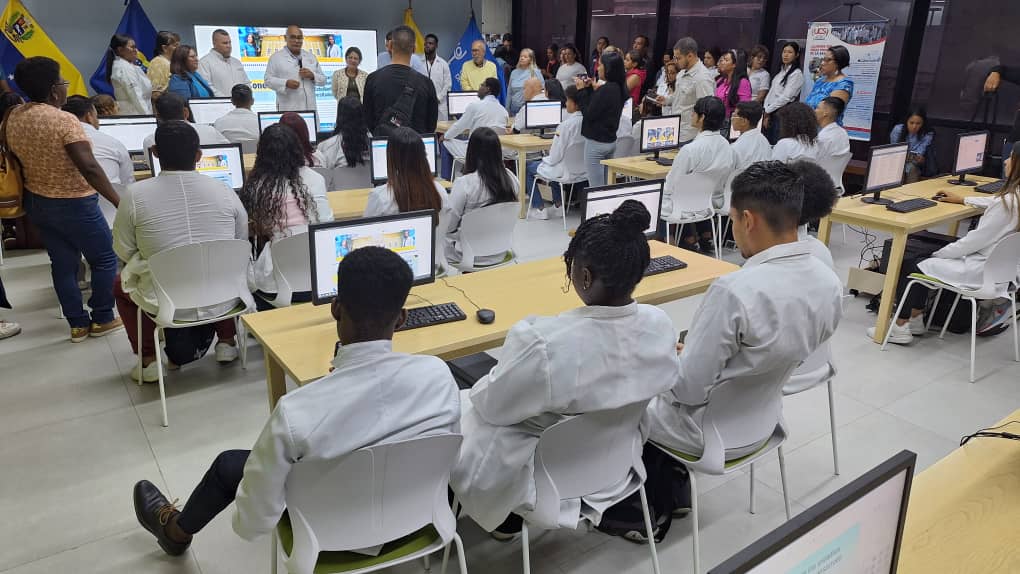 unesroficial's tweet photo. La Ministra de Edu. Universitaria @sandraoblitasr inaugura el laboratorio informático #ConectaTEC como respuesta a las solicitudes de nuestro pueblo, a través del sistema 1X10 del Buen Gobierno, junto a la #Rectora #Ueserrista @alejareyesunesr y otras autoridades universitarias. https://t.co/Kj8ol55ORx