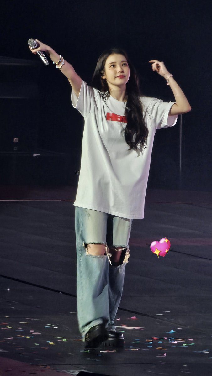 mygnyams's tweet photo. IU tonight 😭😭😭 #HEREH_WORLD_TOUR_IN_NEWARK https://t.co/iruHEl357a