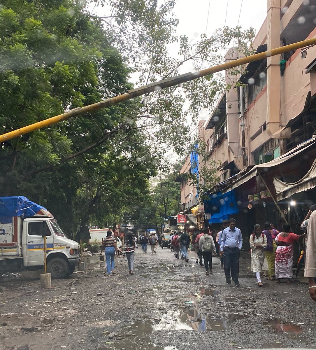 mulund_info's tweet photo. Received these pics of Kanjur Marg station today. Thousands use this stretch every day. Simply amazing @mybmcWardS 👏🏻👏🏻

After seeing the pics of Vikroli &amp; Kanjur Marg stations my respect for Mulund road quality has increased manifold, Illegal Hawkers apart off course. https://t.co/LPbUx3t2x0