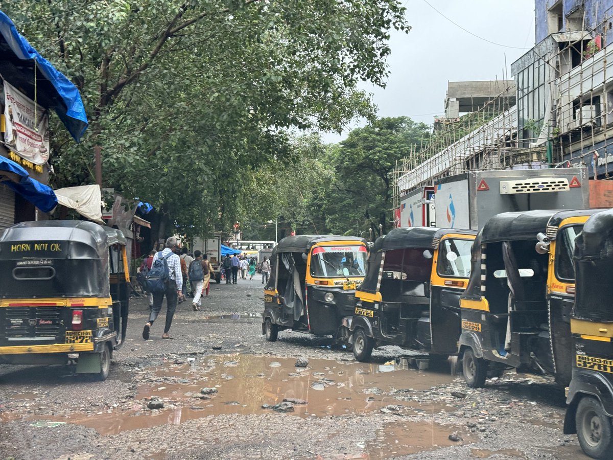 mulund_info's tweet photo. Received these pics of Kanjur Marg station today. Thousands use this stretch every day. Simply amazing @mybmcWardS 👏🏻👏🏻

After seeing the pics of Vikroli &amp; Kanjur Marg stations my respect for Mulund road quality has increased manifold, Illegal Hawkers apart off course. https://t.co/LPbUx3t2x0
