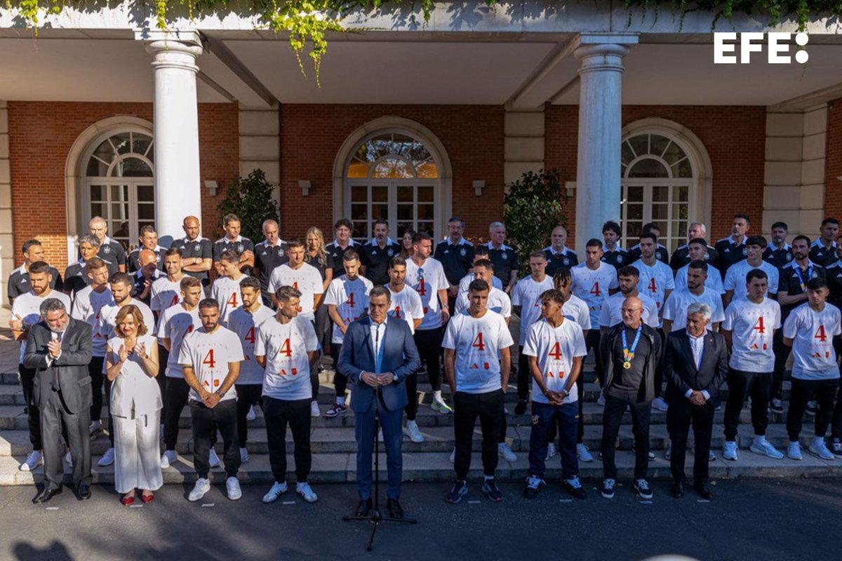 Pilar Alegría y ese, el de Deportes los únicos entusiasmados de pasar por allí. Ridículo histórico de Sánchez obligando a ir a <a href="/SEFutbol/">Selección Española Masculina de Fútbol</a> a <a href="/desdelamoncloa/">La Moncloa</a> para hacer sus business con los VIPs.