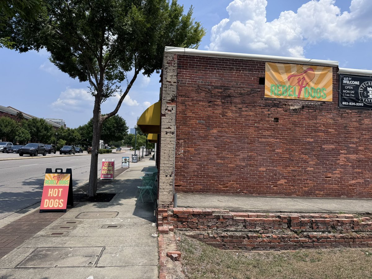 wisedrjr's tweet photo. When you work next to a new Hot Dog restaurant at lunch, you gotta give them a try. I went for the Jalapeño Popper &amp; Pimento Chili Cheese Dog. 👍🏻👍🏻 I am looking forward to trying some of their others soon. #RebelDogs https://t.co/QDfYCVMASg