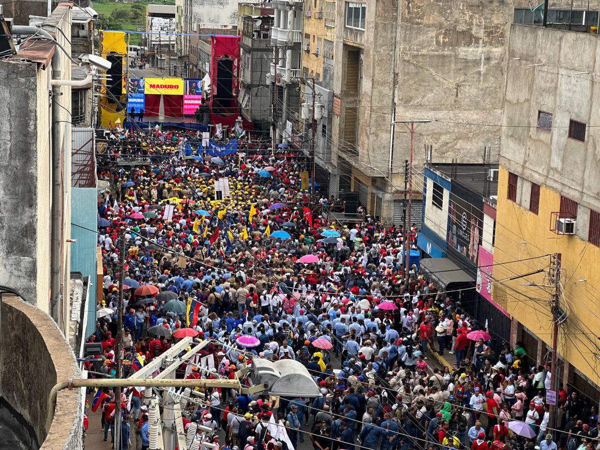 OviedoPSUV's tweet photo. La calle Ramírez salió a defender a su gallo @NicolasMaduro ¡Se desbordó Guayana señores! tenemos fe en nuestro pueblo, la esperanza está en la calle. #CrecimientoProductivo https://t.co/dU7oAq6xcO