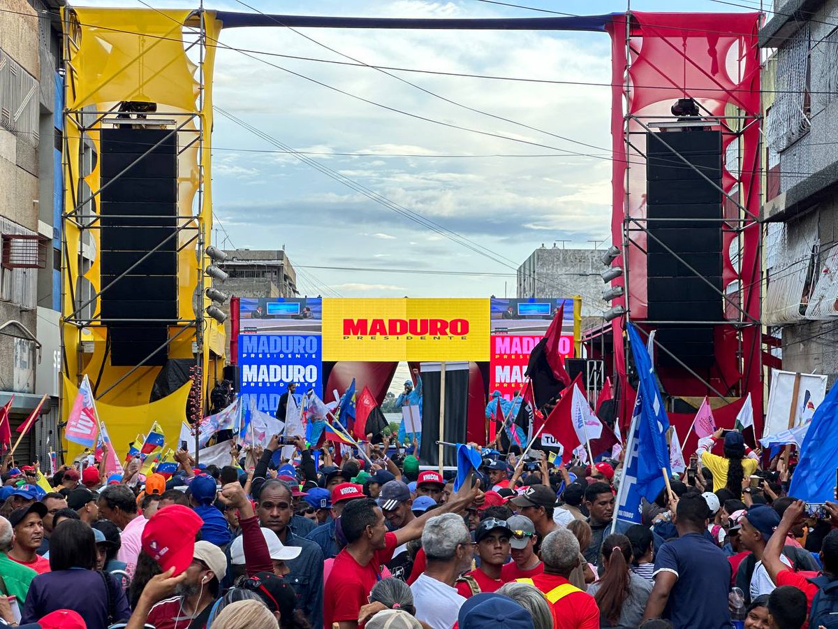 OviedoPSUV's tweet photo. La calle Ramírez salió a defender a su gallo @NicolasMaduro ¡Se desbordó Guayana señores! tenemos fe en nuestro pueblo, la esperanza está en la calle. #CrecimientoProductivo https://t.co/dU7oAq6xcO