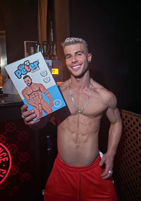 THE NEW COCK OF @sirpeeterreal !!
Chicos quereis disfrutar una de las mejores y mas grandes pollas de