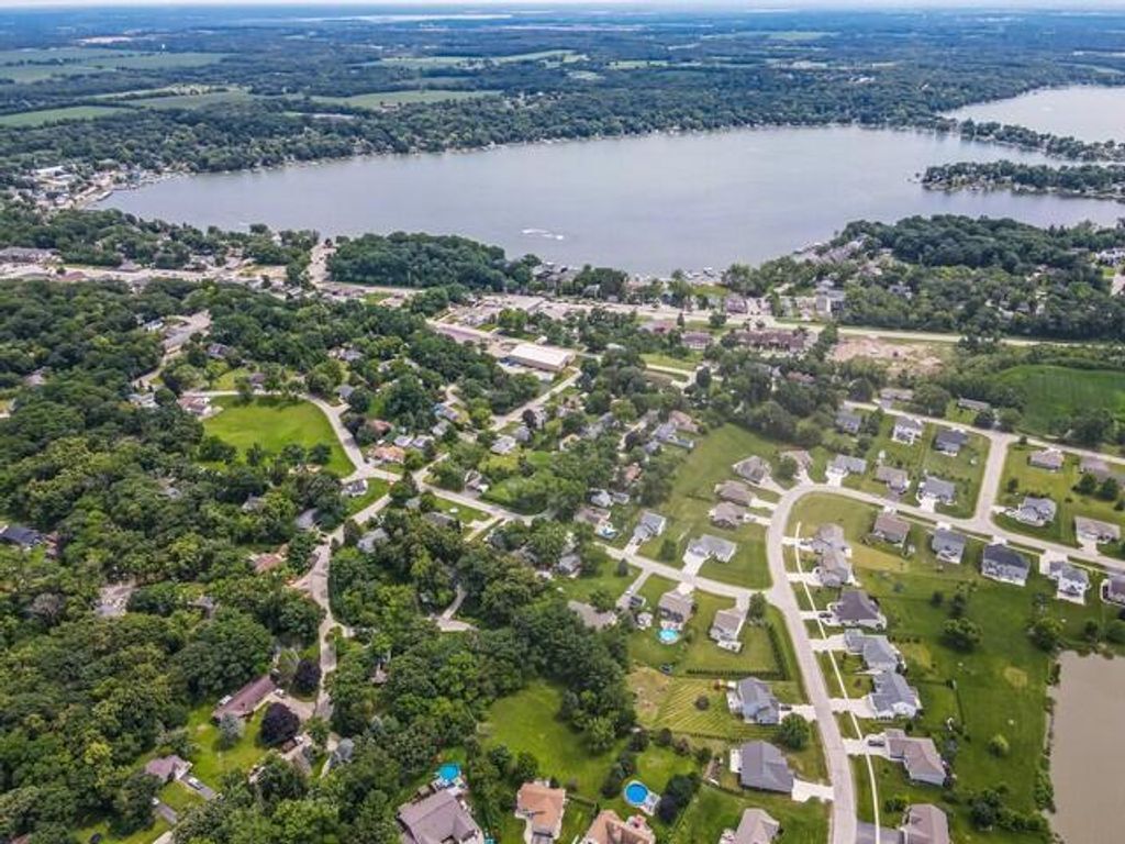 #NewListing in #TwinLake, WI!🏡 Don't miss your chance to own this meticulously maintained 3 bedroom #ranch. Contact Glenda to schedule a showing today: bit.ly/3S68bvq

#forsale #househunting #wisconsinforsale #wisconsinrealtor #BearRealty