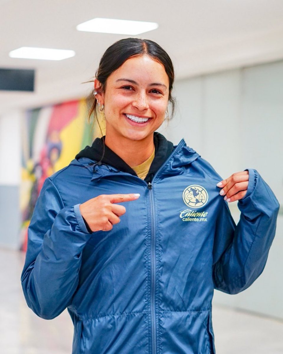 17TITULOSDELIGA's tweet photo. Ella es feliz en el @ClubAmerica @scarnefer. https://t.co/cC4YuWcxjh