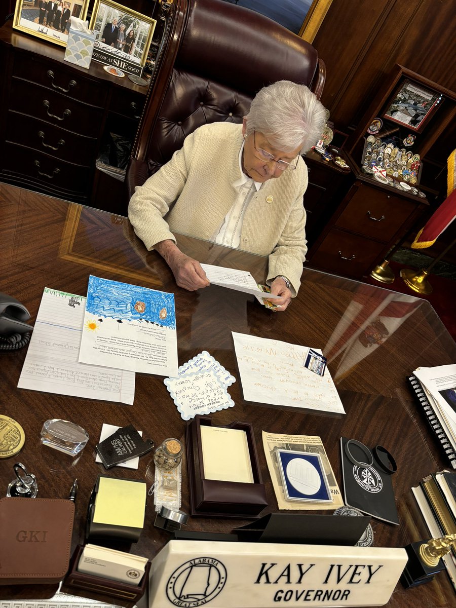 GovernorKayIvey's tweet image. Today is the start of #NationalSummerLearningWeek, and I’ve been busy reviewing letters from young folks across Alabama sharing their favorite summer reading book.

Alabama students, keep up the good work — and keep sending those letters straight to my mailbox!