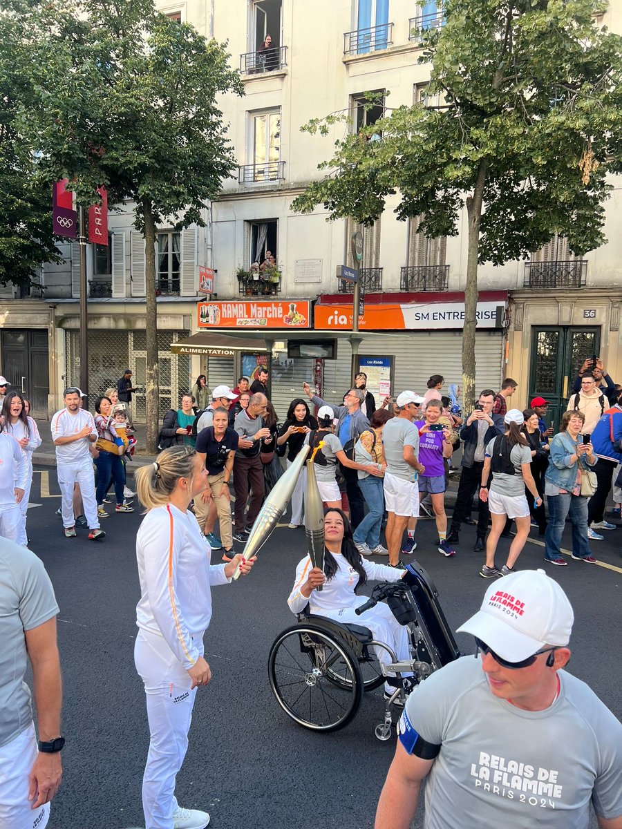 AcadOlympiqueFr's tweet photo. [🎙️ ÉVÈNEMENT]

La flamme olympique est arrivée à Paris le 14 juillet 🇫🇷
L'@AcadOlympiqueFr était une nouvelle fois à l’honneur lors du relais.
C’était au tour d’Olivia Margain, membre de l’#ANOF et de @Paris2024 , d'être sélectionnée pour porter🏃‍♀️ la flamme 🔥 https://t.co/H9zQF6Yy84