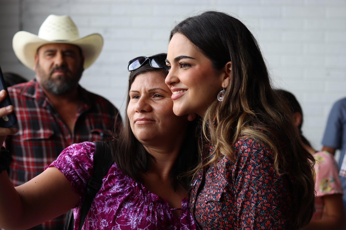 AndreaChavezTre's tweet photo. Para acompañarnos en nuestro diálogo con las comunidades de Carichí, hubo quienes hicieron hasta 5 horas de camino desde las distintas localidades.

Para ellas y ellos, el agradecimiento es doble: no solo por su voto y apoyo, también por siempre acompañarnos, y nunca dejarnos solos, especialmente a quién encabezó una alternativa política que pronto triunfará en este hermoso municipio: Javier Madrid.

Porto con respeto y admiración la blusa rarámuri que me obsequiaron a mi llegada. Haremos valer su confianza, esfuerzo y compromiso, porque amor con amor se paga.
