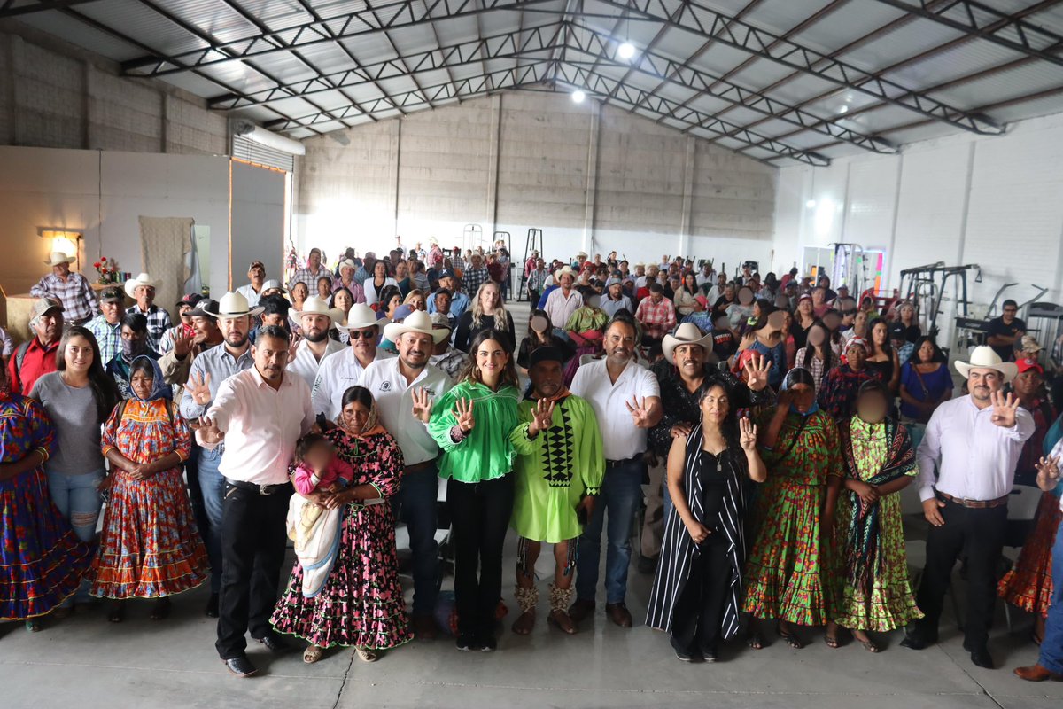 AndreaChavezTre's tweet photo. Para acompañarnos en nuestro diálogo con las comunidades de Carichí, hubo quienes hicieron hasta 5 horas de camino desde las distintas localidades.

Para ellas y ellos, el agradecimiento es doble: no solo por su voto y apoyo, también por siempre acompañarnos, y nunca dejarnos solos, especialmente a quién encabezó una alternativa política que pronto triunfará en este hermoso municipio: Javier Madrid.

Porto con respeto y admiración la blusa rarámuri que me obsequiaron a mi llegada. Haremos valer su confianza, esfuerzo y compromiso, porque amor con amor se paga.
