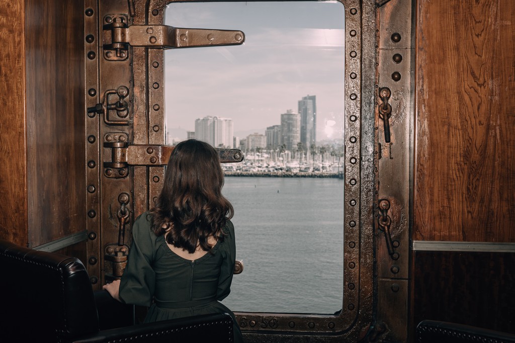 TheQueenMary's tweet photo. Can you guess where this stunning view is from aboard the Queen Mary? 🌊✨ Overlooking the beautiful @longbeachcity skyline across the water. Drop your guesses in the comments below! 

📸: @cosmicasthenia https://t.co/UukJbnP6ck