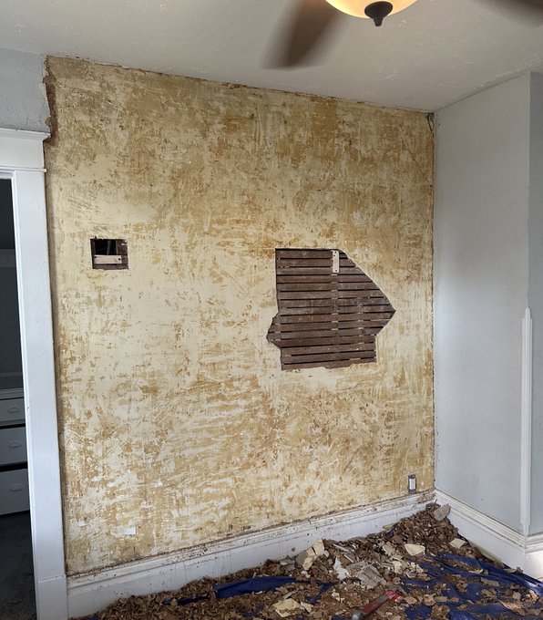 kitten was misbehaving so I took away her wall https://t.co/F4RO0RAyMj
