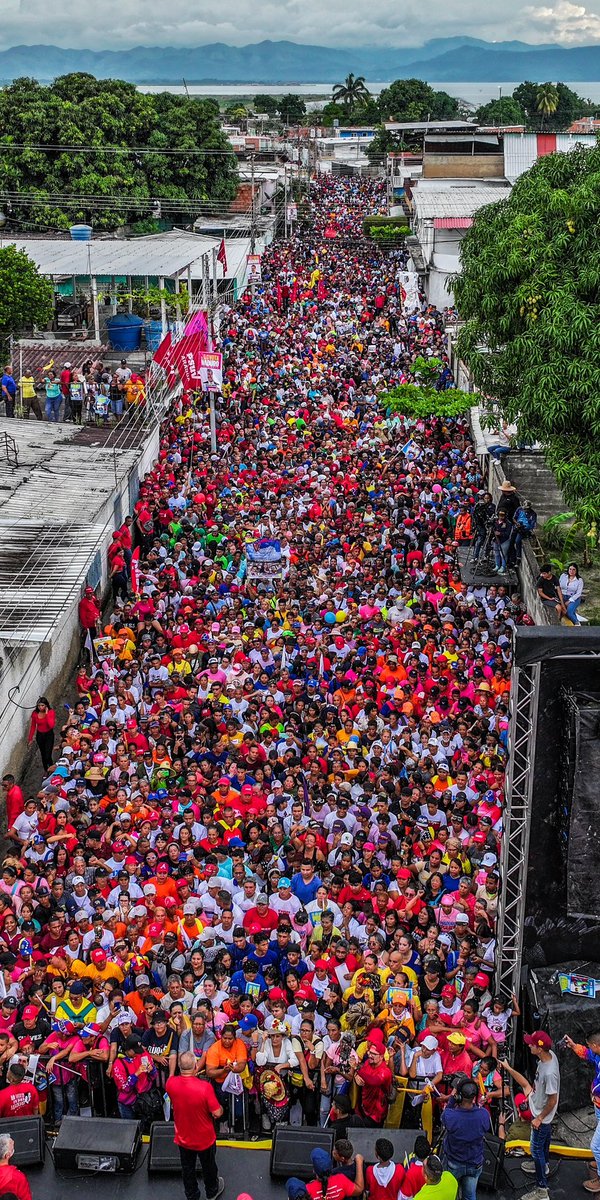 Se desbordó Maracay de Amor, Alegría y Esperanza… 

Un pueblo que se restea con nuestro Presidente <a href="/NicolasMaduro/">Nicolás Maduro</a> 

¡Aragua Cuna de la Revolución! 🙏🏻🌸