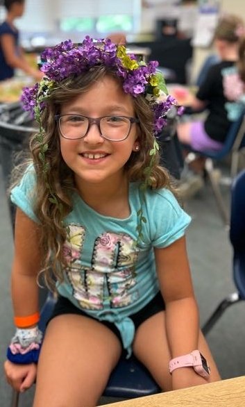 KidscareGCSD's tweet image. We teleported into The Renaissance era today and created some fashionable headgear to fit right in! Also, Tom's Traveling Coffee Truck stopped in to provide the staff with a treat! 👑❤️👑 #back2thefuture @GreeceCentral