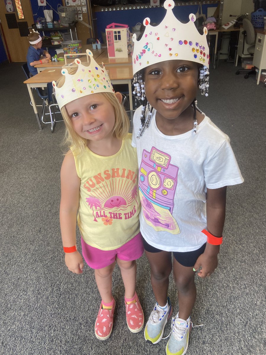 KidscareGCSD's tweet image. We teleported into The Renaissance era today and created some fashionable headgear to fit right in! Also, Tom's Traveling Coffee Truck stopped in to provide the staff with a treat! 👑❤️👑 #back2thefuture @GreeceCentral