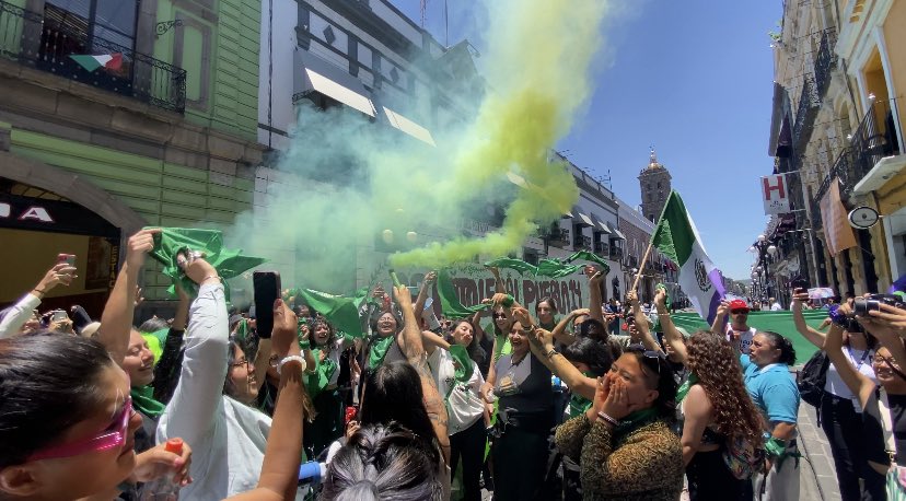 Manatimx's tweet photo. ✨🌊| ¡Gracias a quienes siguieron nuestra cobertura sobre la despenalización del aborto en Puebla!

A la gente que acaba de comenzar a seguirnos, ¡bienvenidxs! 

Somos https://t.co/FfA2U09Qnd y somos lo que contamos 🦭. https://t.co/X0G9qyHcEu