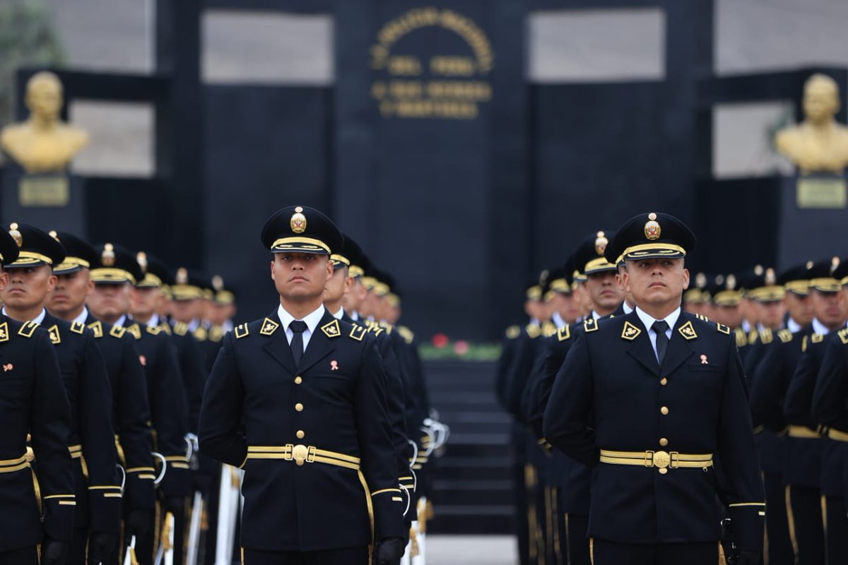 LeeHuamanL's tweet photo. Más de 450 oficiales de la @PoliciaPeru se unen al trabajo contra la inseguridad ciudadana. Éxitos y defiendan con honor su vocación se servicio y valor incalculable. #Lunes15julio https://t.co/pcrtIIIg2X