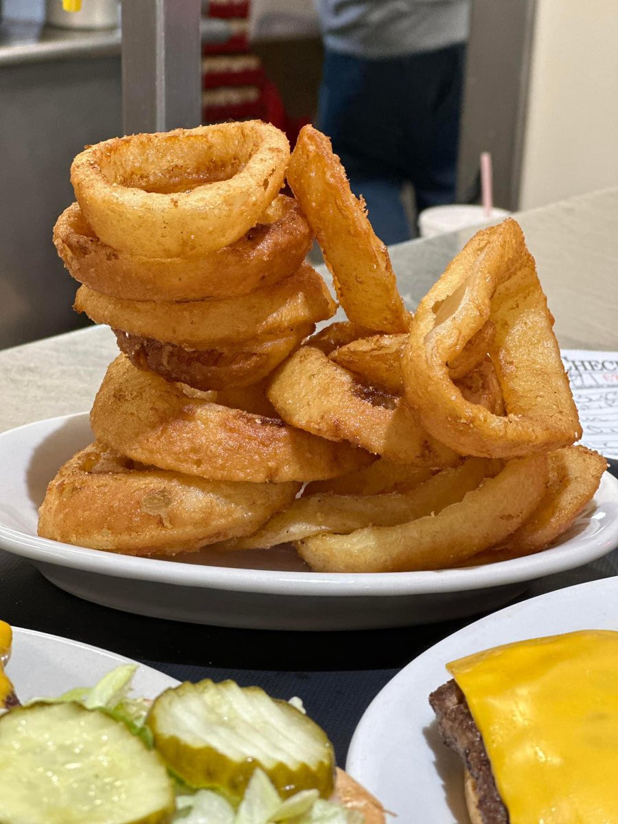 EatinErni tweet media
