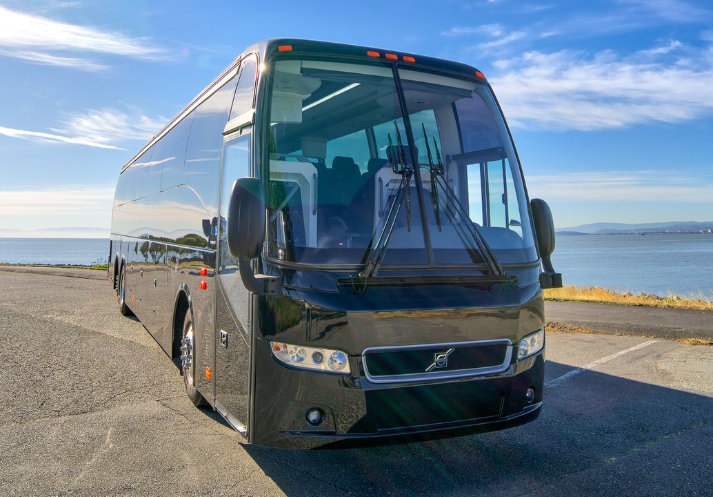 limosfvip's tweet image. 🛫🚌 Airport transfer for a large group? Our executive bus ensures everyone travels together in style. #AirportTransfer #GroupRide
