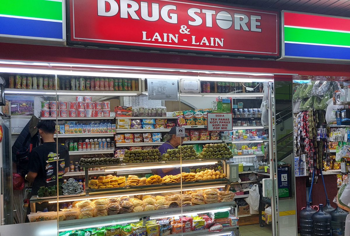 sibagembul's tweet photo. Yang hobby ngedrugs, silakan. Bisa pilih lontong, arem2, bakwan... https://t.co/D2HF8H4Dc5