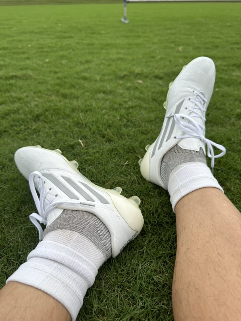 shiocap's tweet photo. 昨日はエンジョイFootball
マリノス、🇪🇸、🇦🇷とadidasサプライヤーのチームが全て勝利したのでadidas DAY
#PredatorElite を初めて着用しました
久しぶりのプレデターでしたがSTRIKESKINラバーフィンにびっくり
プレデターかそれ以外かでコントロールもキックも変えないとってくらいグリップ凄いです https://t.co/sFRxCp2rj3