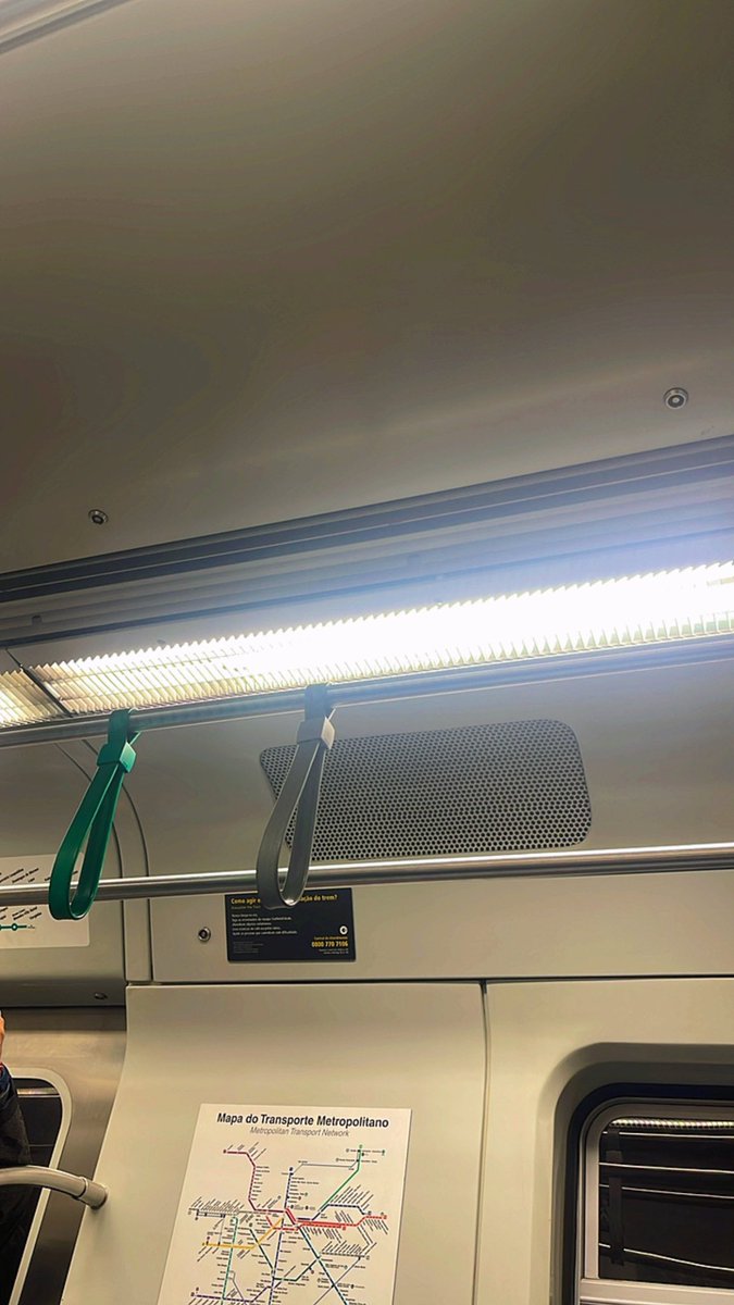 Menez_z's tweet photo. Hoje o trem tá foda, quem tá as 20:13 na linha 8 sentido Itapevi sabe do que eu tô falando. QUE CHEIRÃO DE CHULÉ COM SALGADINHO/REXONA ABANDONOU https://t.co/J58C2lCcl4