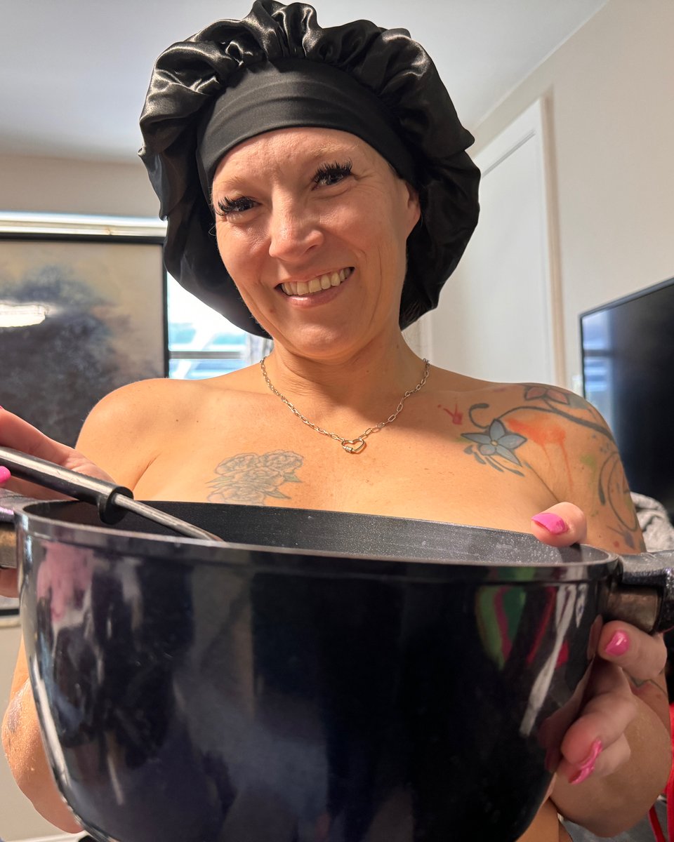broncocutie's tweet photo. What should I be cooking tonight? Or would you have me for dinner or dessert? 🍨🎂🍭🍴 #broncocutie #broncocutiee #Mombod #Florida #Babe #sexy #thick #gymfit #curlyhair #link2bio #homegrown #cookedmeal https://t.co/dwEGuvgU6j