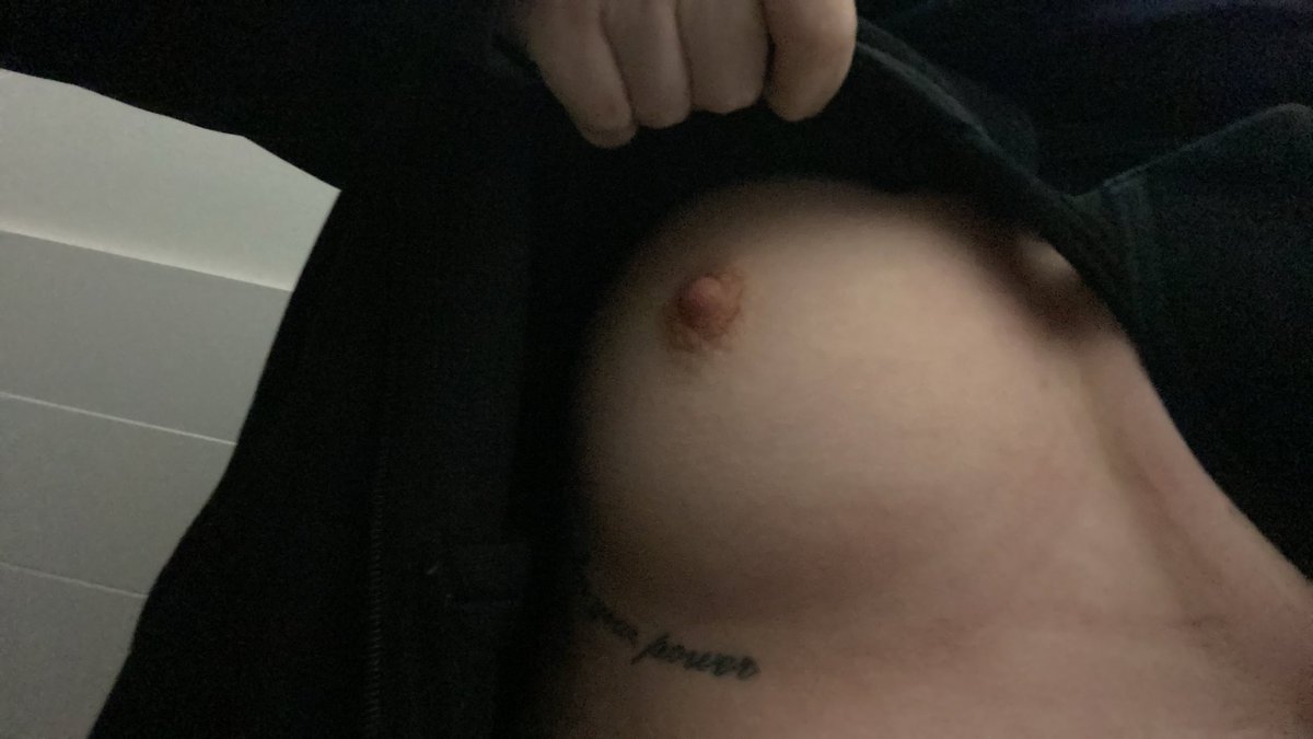 J_M_kinkycpl's tweet photo. Well I'm bored at work, heres a titty flash for all you horny people 🔥😈 #nsfw #smalltitty #boobies #cpl #followus #horny #flash https://t.co/F73Cg8gaCZ